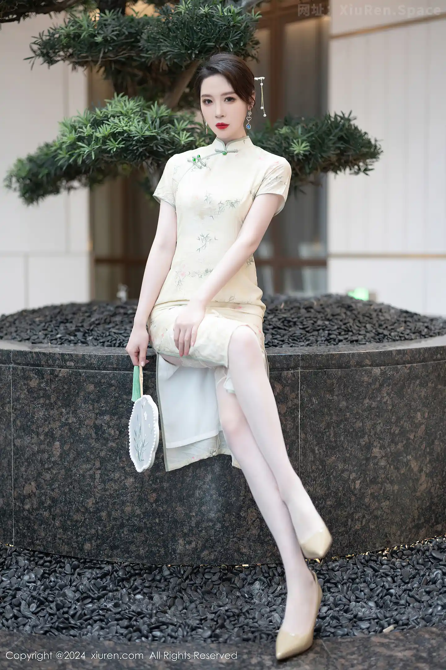 图片[6]-[XiuRen秀人网]VOL.8497 模特梦心玥性感浅黄色旗袍配肉丝吊袜秀高挑曼妙身姿诱惑写真83P-秀人网官方网站